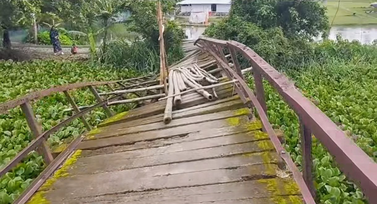 সরকারি অর্থায়নের অপেক্ষায় নয়, নিজস্ব উদ্যোগে সেতু সংস্কারে নেমেছেন আমতলীর স্বেচ্ছাসেবীরা।