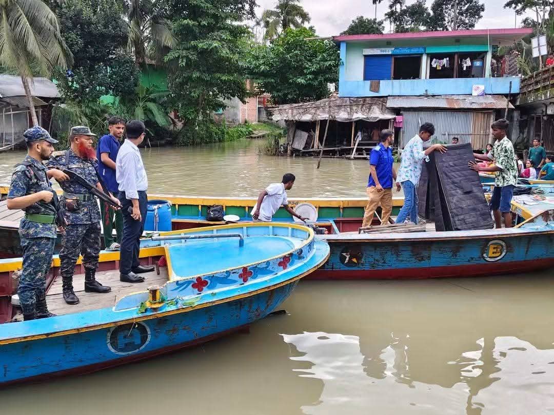 ঝালকাঠির ভীমরুলী পেয়ারা বাগানে শব্দদূষণ রোধে অভিযান, দুই ট্রলারকে জরিমানা।