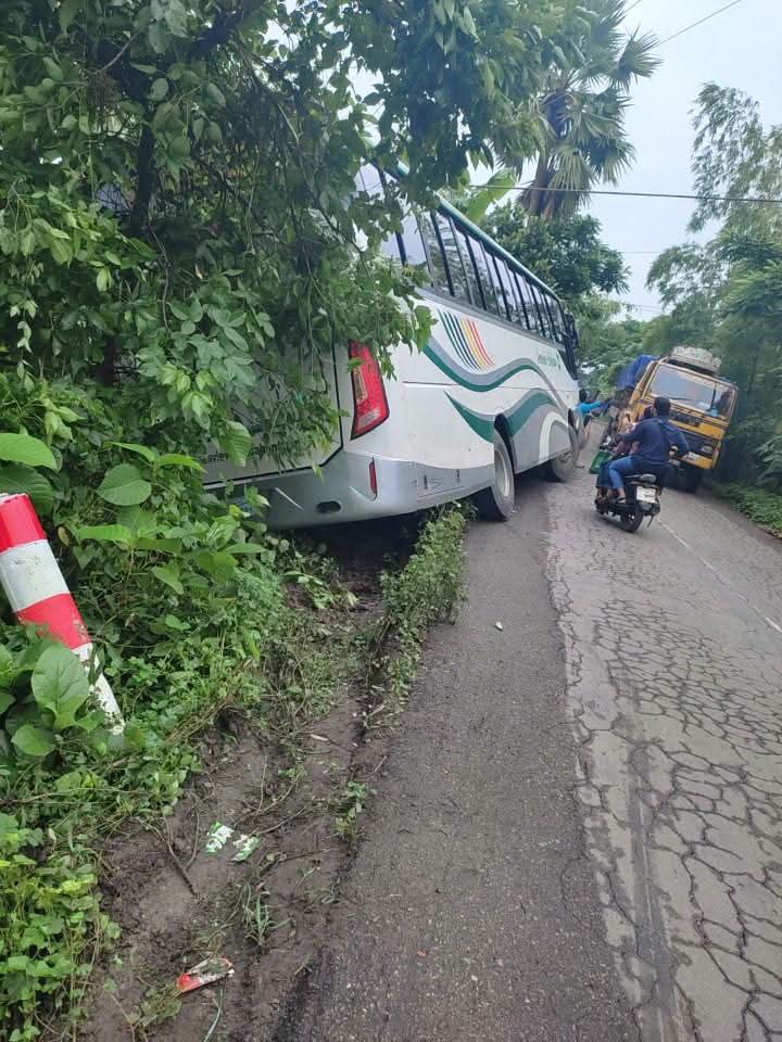 গৌরীচন্নায় নিয়ন্ত্রণ হারিয়ে রাস্তার পাশে খাদে গ্রীনভিউ বাস, হতাহতের খবর নেই।
