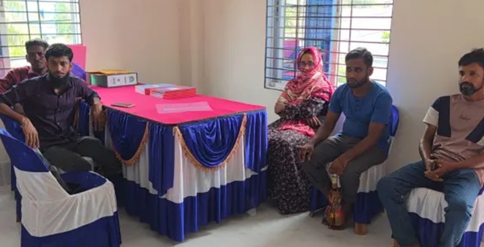 ঋণ দেওয়ার কথা বলে টাকা নেওয়ার অভিযোগ, পটুয়াখালীতে কার্যালয় বন্ধ করে উধাও।