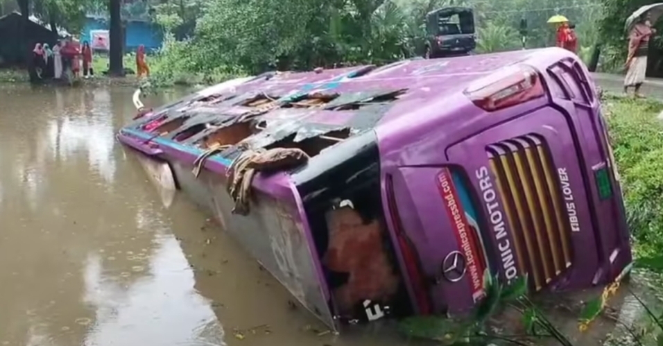 পটুয়াখালী-কুয়াকাটা মহাসড়কে নিয়ন্ত্রণ হারিয়ে বাস খাদে, আহত ৬।